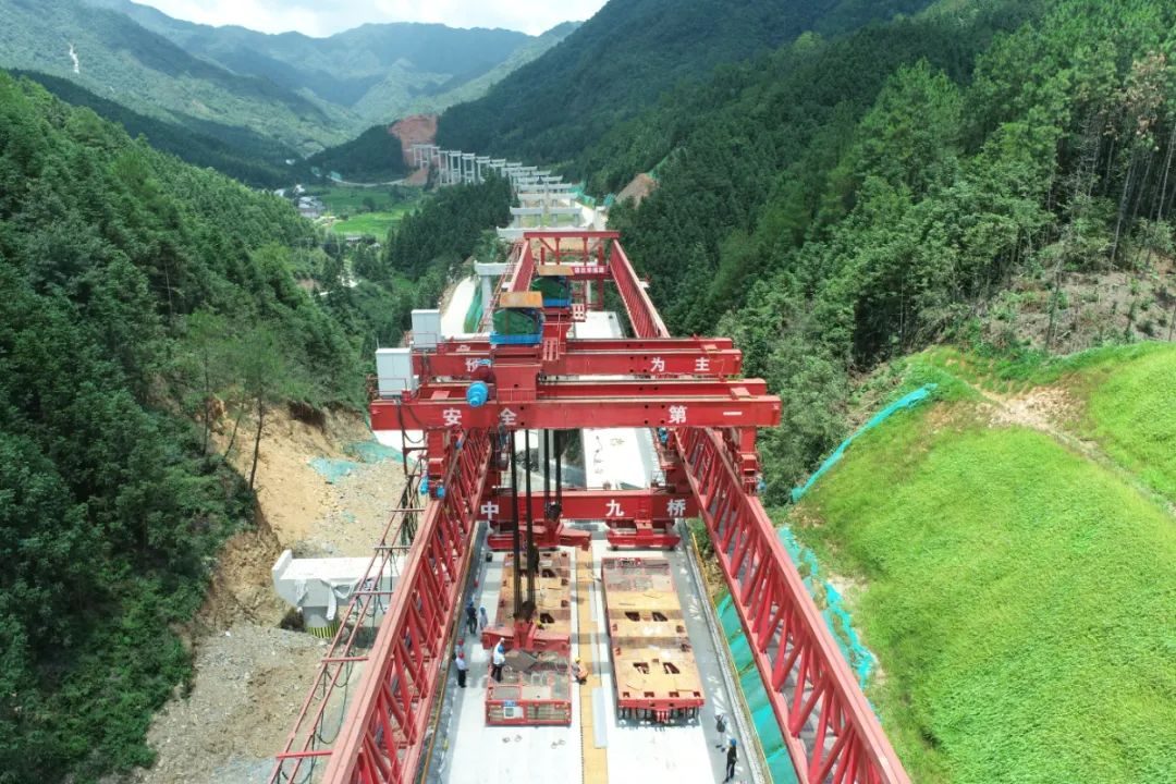 π-type Steel-concrete Composite Beam with the Largest Span in China Is Successfully Erected