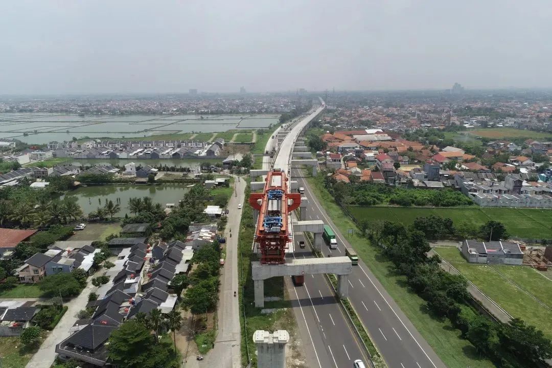 Erection of the Longest Highway Box Girder of Jakarta-Bandung H-Speed Railway in Indonesia Completed