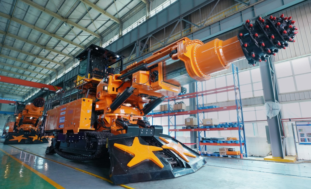 The Ultra-Large Longitudinal Axis Boom-Type Roadheader Officially Rolled off the Production Line