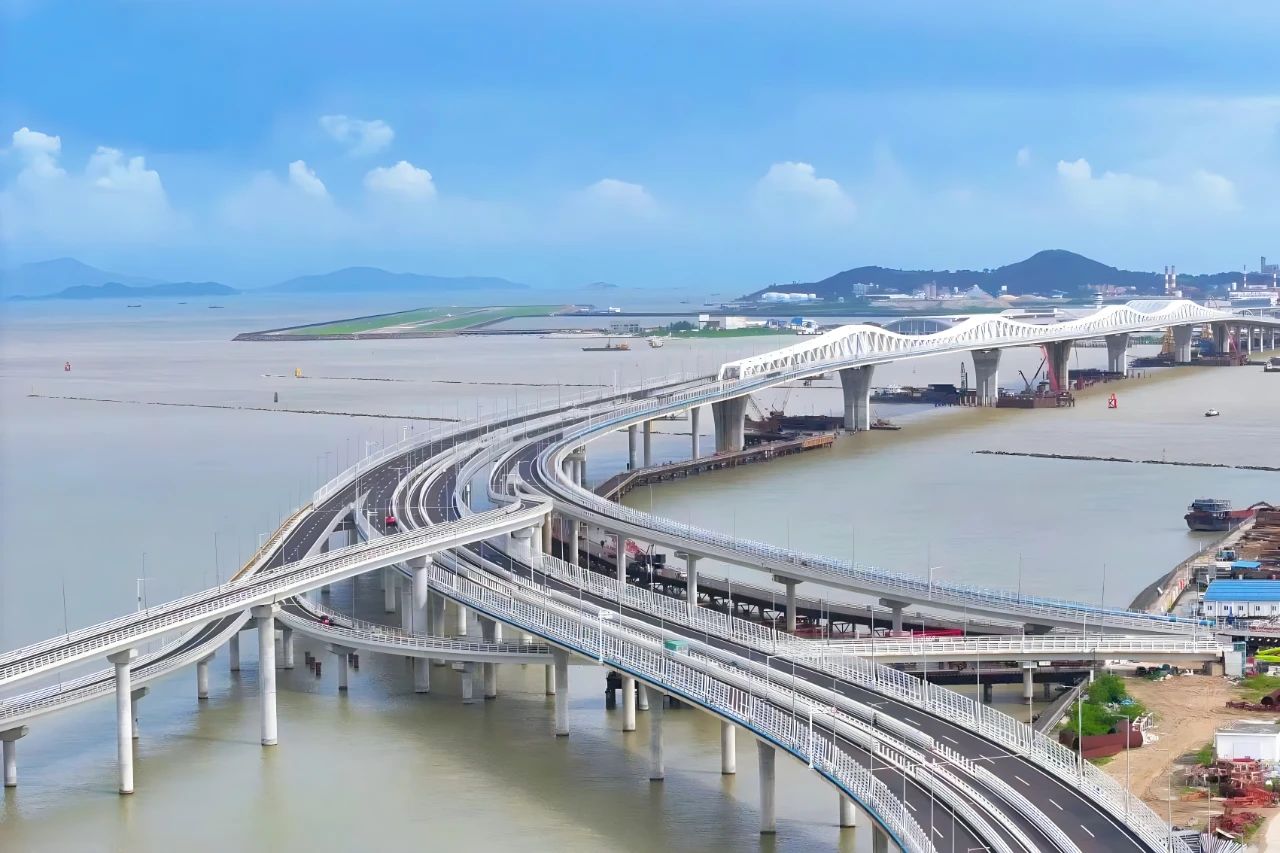 Macao Bridge Officially Open to Traffic