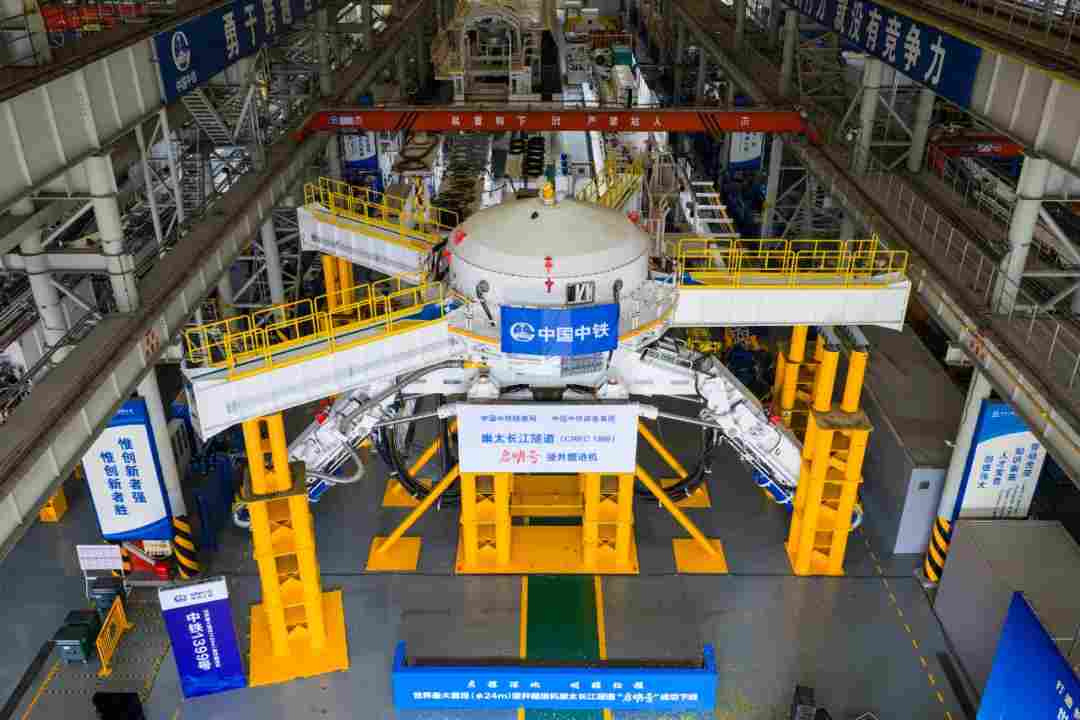World's largest-diameter high-speed rail shield machine "Navigator" successfully breaks out of tunnel