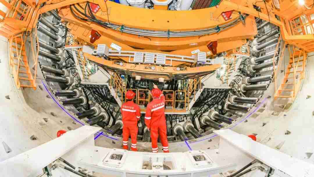World's largest-diameter high-speed rail shield machine "Navigator" successfully breaks out of tunnel