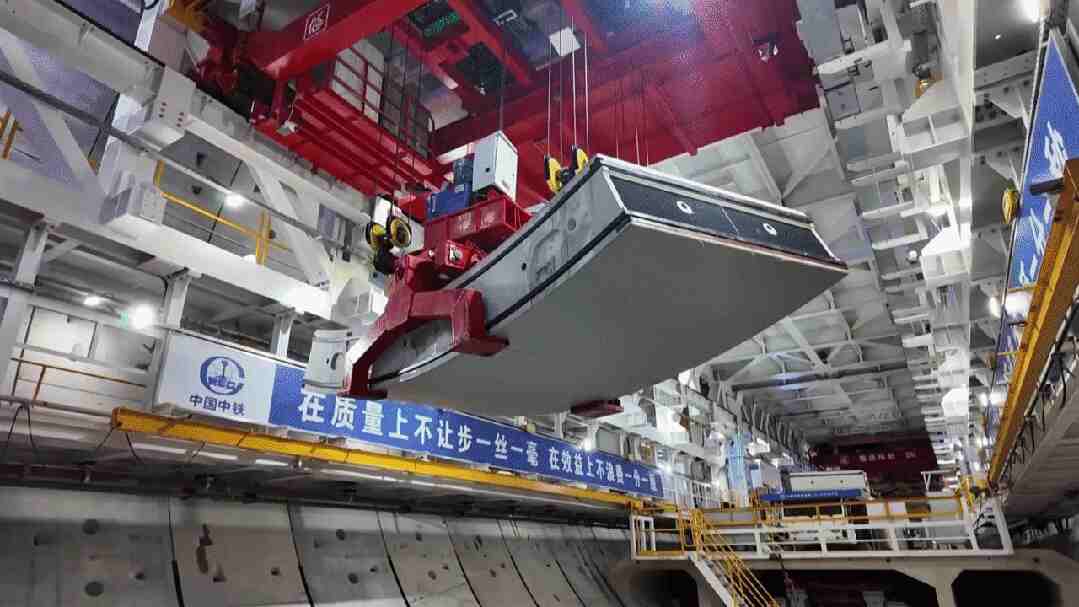 World's largest-diameter high-speed rail shield machine "Navigator" successfully breaks out of tunnel