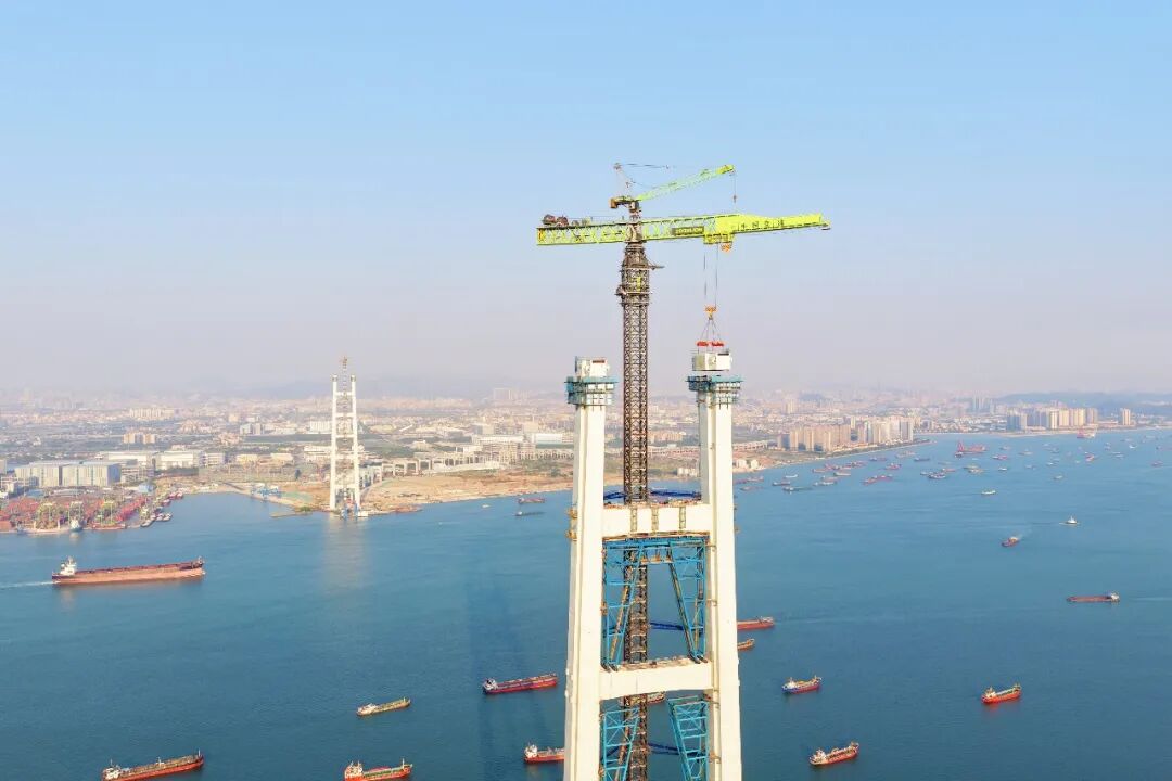 Main towers of the Shiziyang Bridge, the world's longest-span double-deck suspension bridge   have been successfully capped
