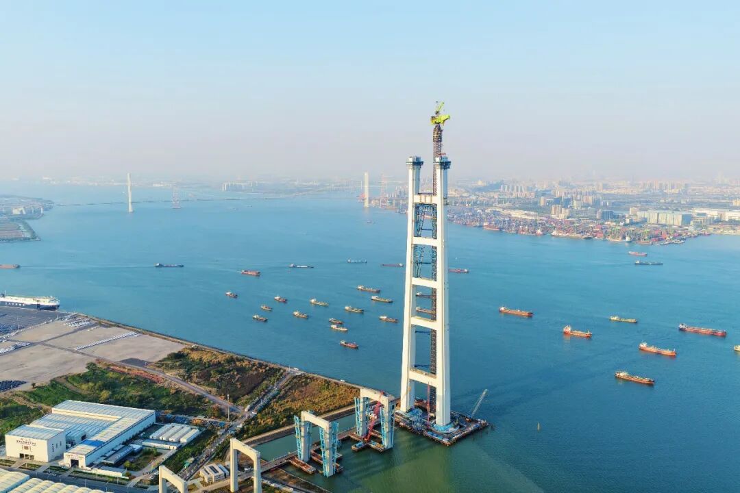 Main towers of the Shiziyang Bridge, the world's longest-span double-deck suspension bridge   have been successfully capped
