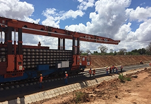 Laying the PG32 rail laying machine in Kenyas Mengni railway